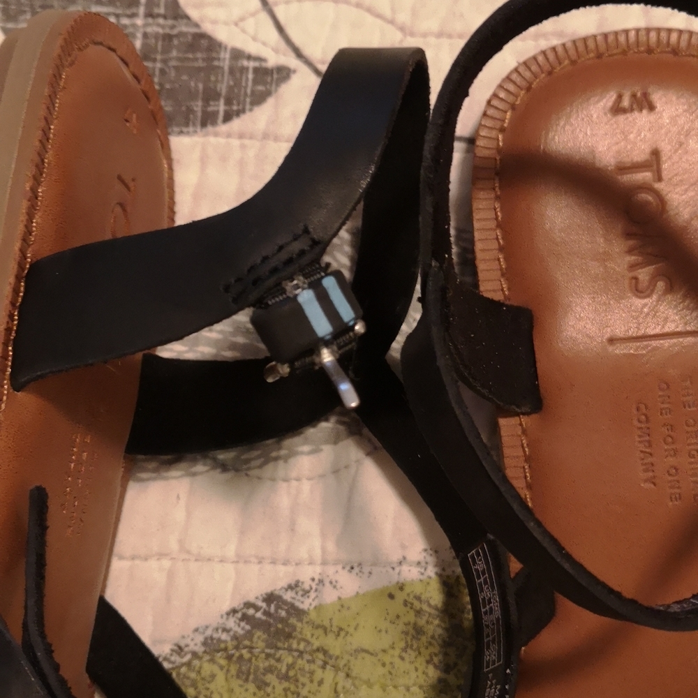 Tom's Sandals - Picture 4 of 4